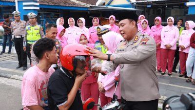 Polres Blora Berbagi di Bulan Ramadhan, Bagikan Takjil hingga Helm Gratis