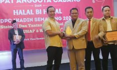 Zaenal Petir Raih Penghargaan IKADIN Semarang, Konsisten Beri Bantuan Hukum Rakyat Kecil.