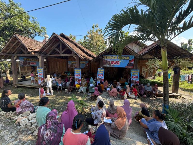 Penyaluran sembako murah di Desa Banjarejo.