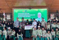 Anggota DPR RI Komisi VII Eva Monalisa Serahkan bantuan Program Indonesia Pintar (PIP) di Pendopo Rumah Dinas Bupati Blora. (Foto Istimewa)