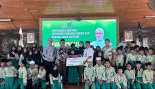 Anggota DPR RI Komisi VII Eva Monalisa Serahkan bantuan Program Indonesia Pintar (PIP) di Pendopo Rumah Dinas Bupati Blora. (Foto Istimewa)