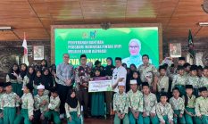 Eva Monalisa Serahkan PIP di Blora, 249 Siswa Kurang Mampu Terima Bantuan Pendidikan