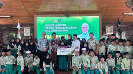 Anggota DPR RI Komisi VII Eva Monalisa Serahkan bantuan Program Indonesia Pintar (PIP) di Pendopo Rumah Dinas Bupati Blora. (Foto Istimewa)