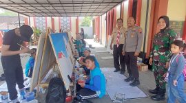 Kapolsek Jepon, Iptu H. Moch Junaidi bersama Sekcam Jepon dan perwakilan Danramil Jepon melihat langsung lomba mural.