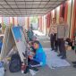Kapolsek Jepon, Iptu H. Moch Junaidi bersama Sekcam Jepon dan perwakilan Danramil Jepon melihat langsung lomba mural.