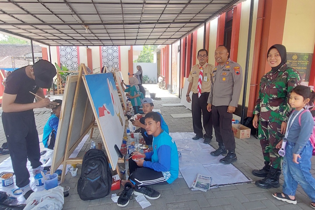 Kapolsek Jepon, Iptu H. Moch Junaidi bersama Sekcam Jepon dan perwakilan Danramil Jepon melihat langsung lomba mural.
