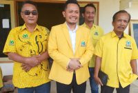 Tengah : Ketua DPD Golkar Blora, Siswanto.