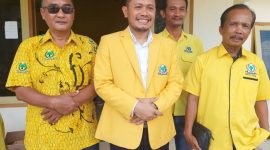 Tengah : Ketua DPD Golkar Blora, Siswanto.