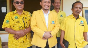 Tengah : Ketua DPD Golkar Blora, Siswanto.