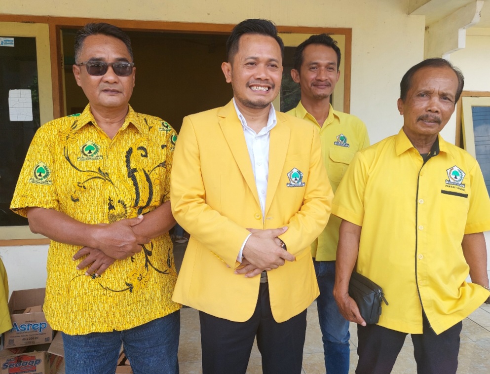 Tengah : Ketua DPD Golkar Blora, Siswanto.