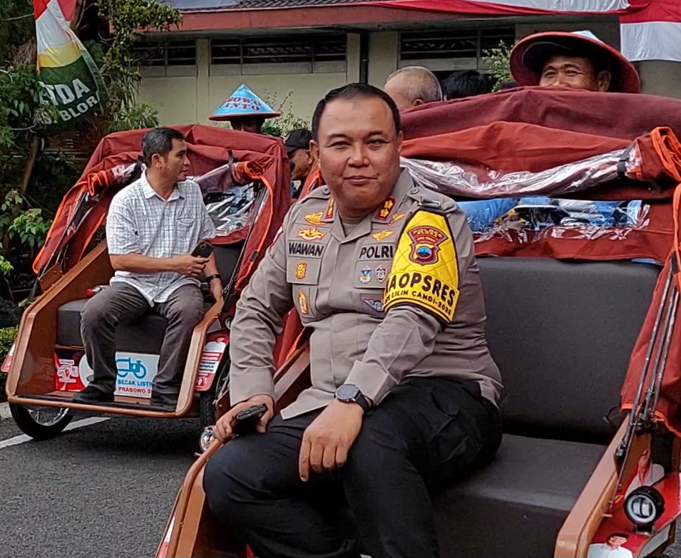 AKBP Wawan Andi Susanto hadir dalam penyerahan 100 becak dari Presiden Prabowo di Rumah Dinas Bupati Blora.