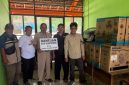 Foto istimewa: Penyerahan bantuan 10 kipas angin yang diberikan langsung Tim Lanova Chandra Tirtaka kepada Kepala SMP Negeri 3 Kunduran, Suryono.