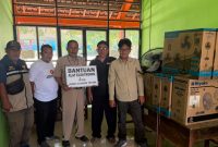 Foto istimewa: Penyerahan bantuan 10 kipas angin yang diberikan langsung Tim Lanova Chandra Tirtaka kepada Kepala SMP Negeri 3 Kunduran, Suryono.