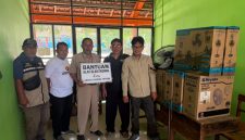 Foto istimewa: Penyerahan bantuan 10 kipas angin yang diberikan langsung Tim Lanova Chandra Tirtaka kepada Kepala SMP Negeri 3 Kunduran, Suryono.