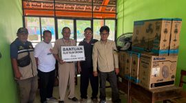 Foto istimewa: Penyerahan bantuan 10 kipas angin yang diberikan langsung Tim Lanova Chandra Tirtaka kepada Kepala SMP Negeri 3 Kunduran, Suryono.