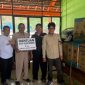 Foto istimewa: Penyerahan bantuan 10 kipas angin yang diberikan langsung Tim Lanova Chandra Tirtaka kepada Kepala SMP Negeri 3 Kunduran, Suryono.