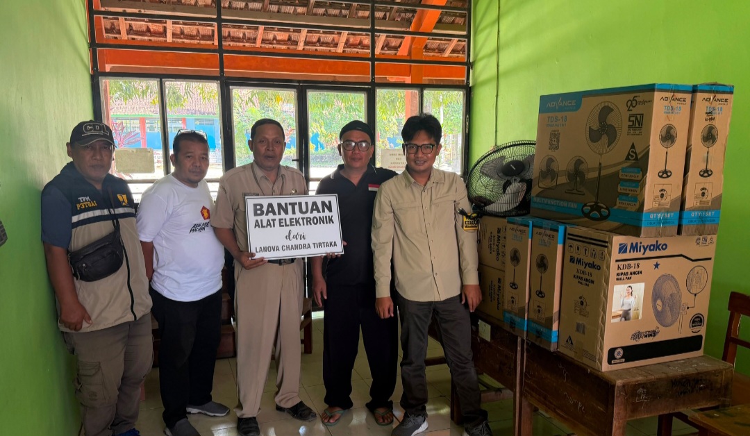 Foto istimewa: Penyerahan bantuan 10 kipas angin yang diberikan langsung Tim Lanova Chandra Tirtaka kepada Kepala SMP Negeri 3 Kunduran, Suryono.